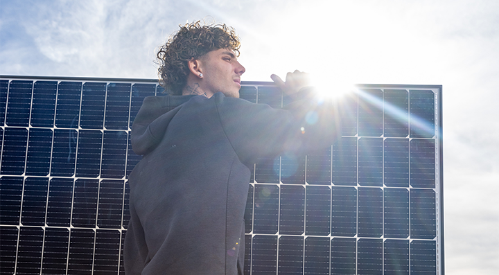 Solarinstallateurin arbeitet auf Steildach und installierte eine Solaranlage Gebäudehülle Schweiz